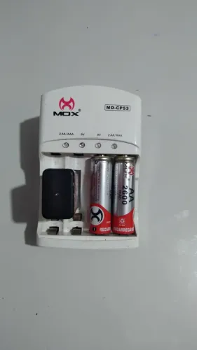 Carregador De Pilha e Baterias 9v Mox Mo-cp50 c/pilhas 1 bateria