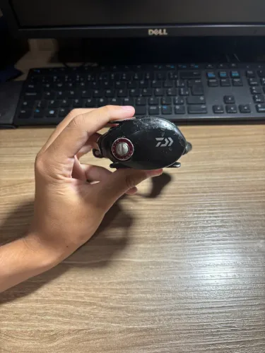 Carretilha daiwa type r manivela direita