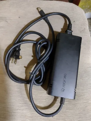 Fonte de Xbox super slim. Original de um pino