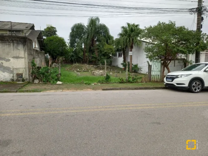 Terreno com 429,60m2 de área a venda no bairro Abrãao - Fpolis - SC