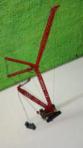 miniatura de guindaste de esteira Sany SCC4000 na escala 1:120