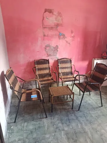 Cadeiras de fibra com mesinha, para terraço e sala.