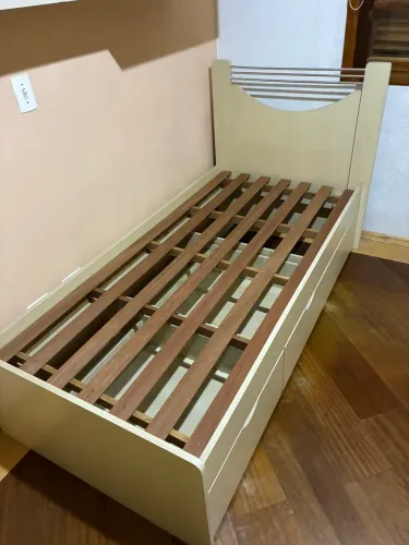 Cama de solteiro com cabeceira