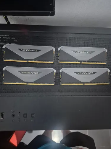 São 4 memorias de 32GB cada, dando um total de 128GB