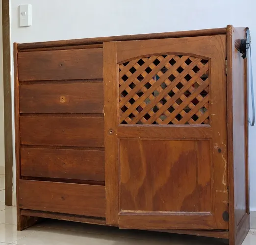 Vendo cômoda esta com alguns detalhes mais bem firme