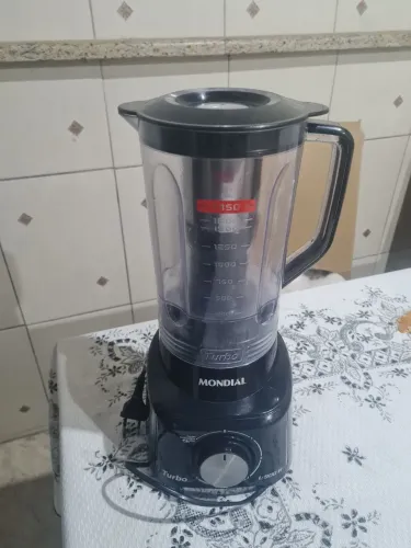 Liquidificador mundial turbo com um defeito no triturador.