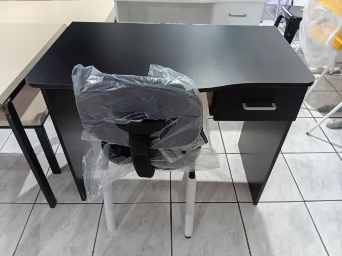 Mesa 90cm e cadeira estofada 