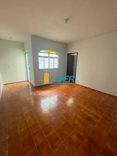 CASA BEM ESPAÇOSA EM EXCELENTE LOCALIZAÇÃO