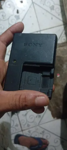 Carregador para bateria de câmera fotográfica Sony original perfeito.