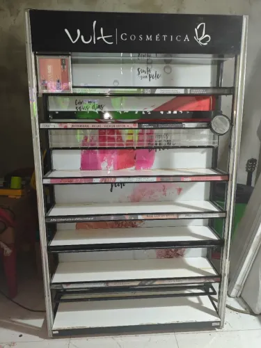Vendo uma estante de exposição de maquiagem