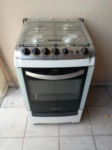 Vendo um fogão Eletrolux 4 bocas