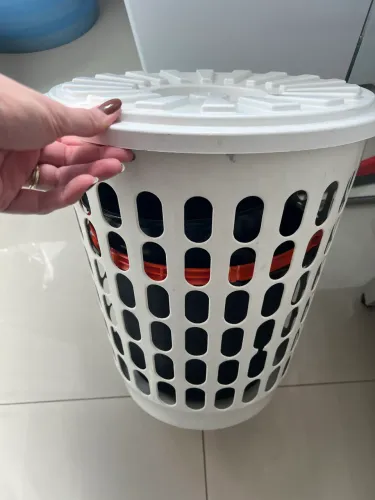 Cesto de roupas e baldes