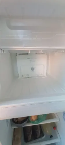 UMA GELADEIRA PRO-FRE ESTOU VENDENDO MOTIVO DE VIAGEM VALOR R$.1.300 SEMI NOVA