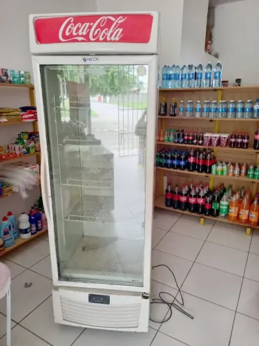 Freezer expositor gelando tudo