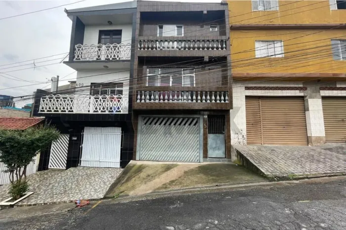 Sobrado espaçoso com edícula e 3 vagas de garagem em Mauá