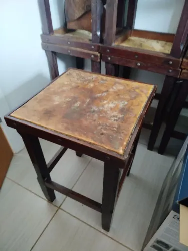 8 Banquetas de Madeira e Couro