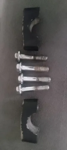 Par de abraçadeiras mesa/guidão com parafusos 8mm