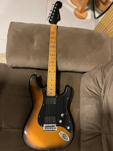 Guitarra Squier Stratocaster c/ captadores EMG Zakk Wylde