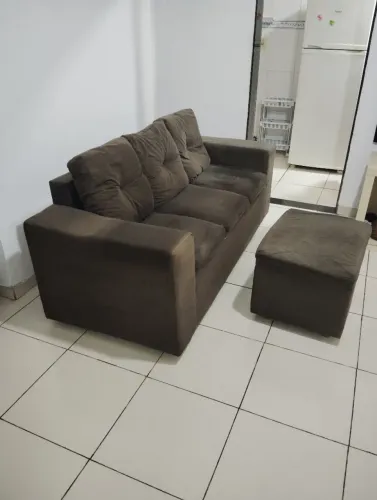 Sofá três lugares com puf brinde