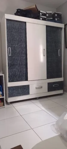 Guarda roupa muito barato ( obs.: precisa ajeitar a porta)