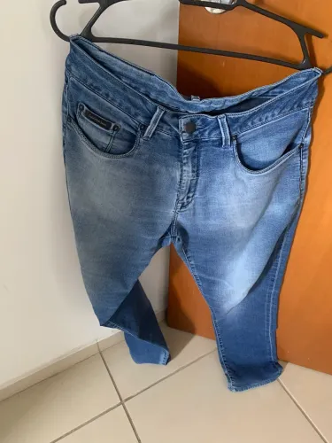 Calça jeans Calvin Klein 38/40 usada com marcas 