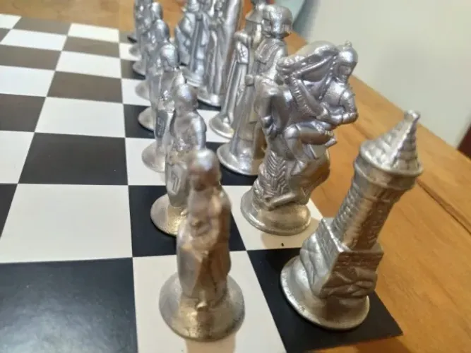 Jogo de xadrez modelo medieval em alumínio fundido.
