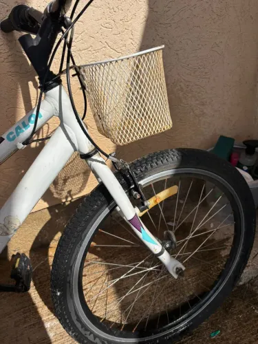 Bicicleta Infantil/Juvenil Caloi Aro 20 - Branca com Marchas e Cestinha
