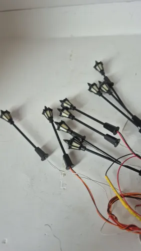 8 lindos postes escala HO com led e com resistor já acoplado
