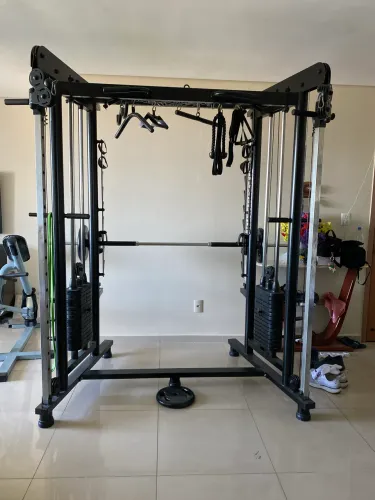 Musculação. Equipamentos. Anilhas. Barras.