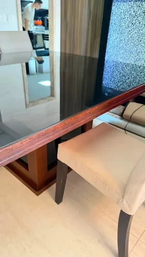 Jogo de mesa com 6 cadeiras