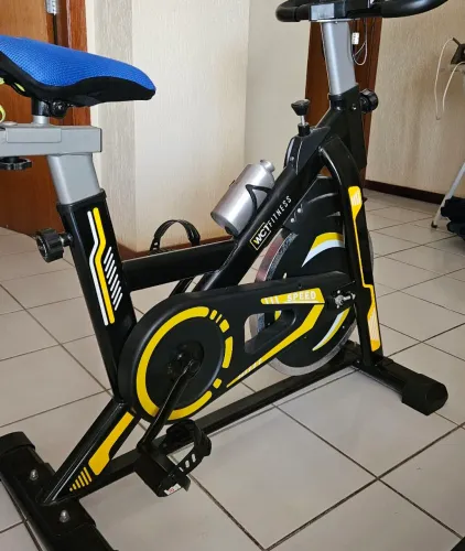 Bicicleta spinning WCT fitness com roda de inércia 