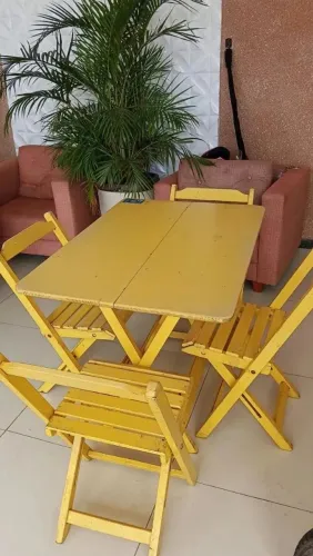 Mesa dobrável medindo 1 m de comprimento com 70 de largura