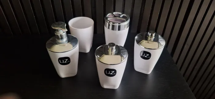 Kit de acessórios para bancadas de banheiro marca uz com tampa cromada