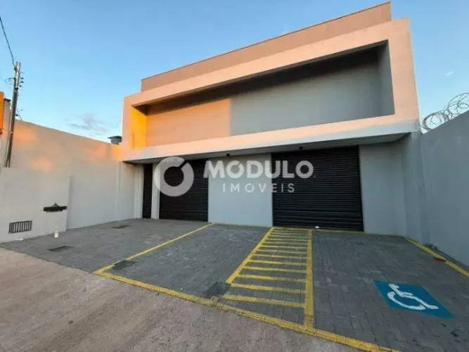 Galpão comercial disponível para locação no bairro Segismundo Pereira.