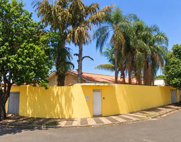 Casa Residencial Com 03 Quartos no Jardim Ouro Verde.