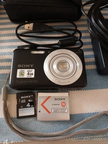 Câmera Sony Cyber-shot DSC-W710 com acessórios