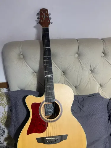 Vendo um violão semi novo para canhoto