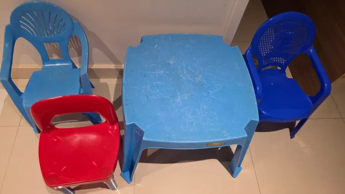 Cadeiras e mesa infantil