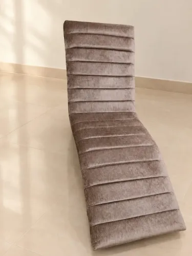 Divã Chaise Longue Estofado em Veludo - R$ 850