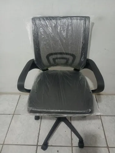 Cadeira elite giratória encosto telado.