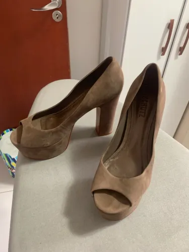 Peep toe Shutz camurça na cor marrom, salto meia pata número 38