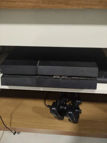 Vendo Ps4 com dois controles, base pra carregar os controles e um cooler
