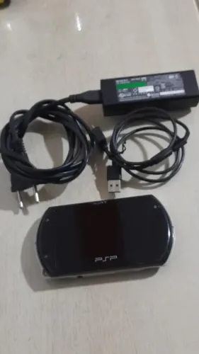 Psp GO destravado + carregador original