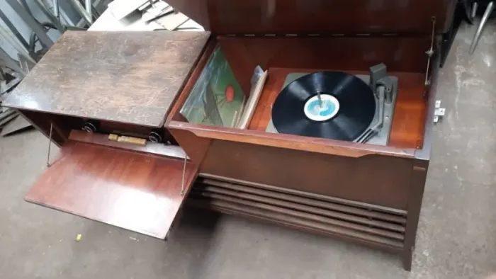 Aparelho de som valvulado marca Philips tocas discos e rádio antigo funcionando detalhes