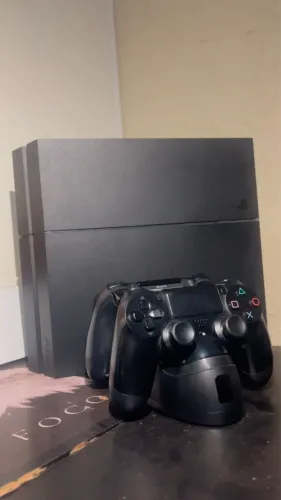 PS4 + 2 Controles + Base de Carregamento HyperX Completo