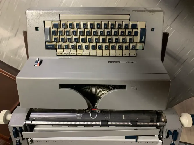 Máquina de escrever elétrica Olivetti tekne com avarias