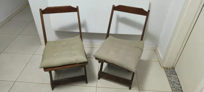 Conjunto de cadeiras de madeira com almofadas