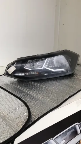 Farol Dianteiro Volkswagen Polo/Virtus Original Arteb - Lado Direito