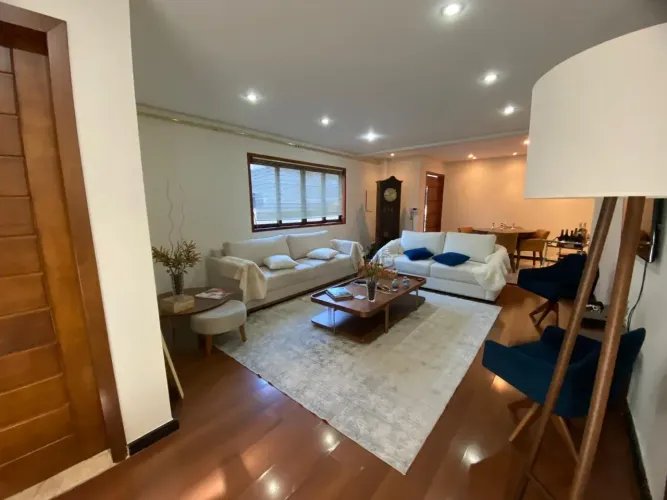 Sobrado para venda possui 330 metros quadrados com 5 quartos! Estuda permuta!