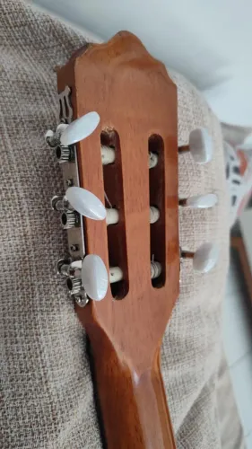 Violão Giannini Nylon + Capa e Suporte de Parede - R$ 400